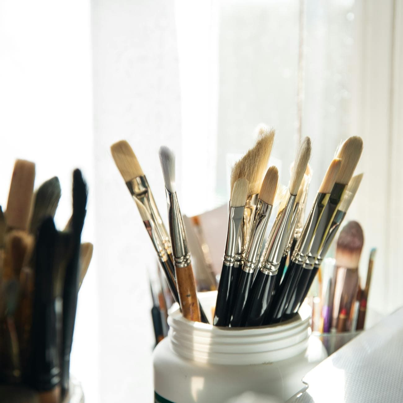 Creatieve maker in een warm atelier
