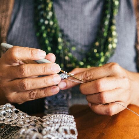 Deelnemers breien een sjaal tijdens workshop in Herentals